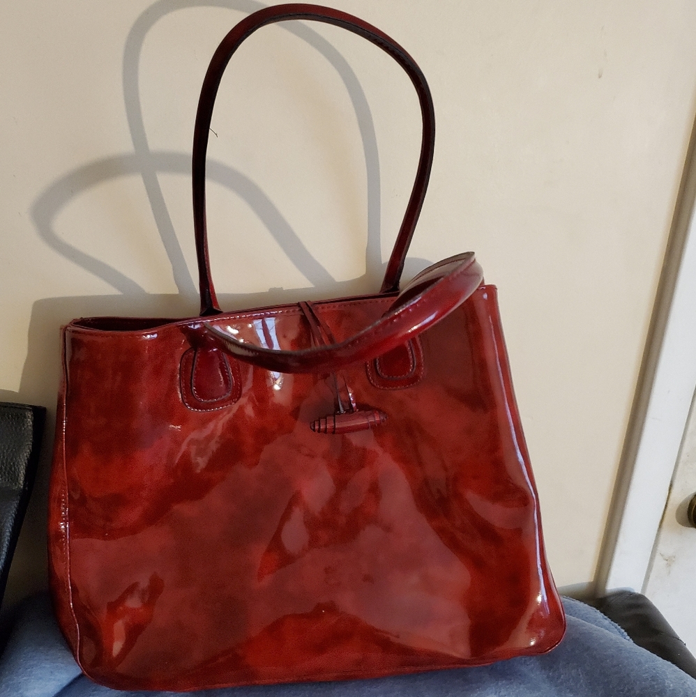 This is a very beautiful handbag